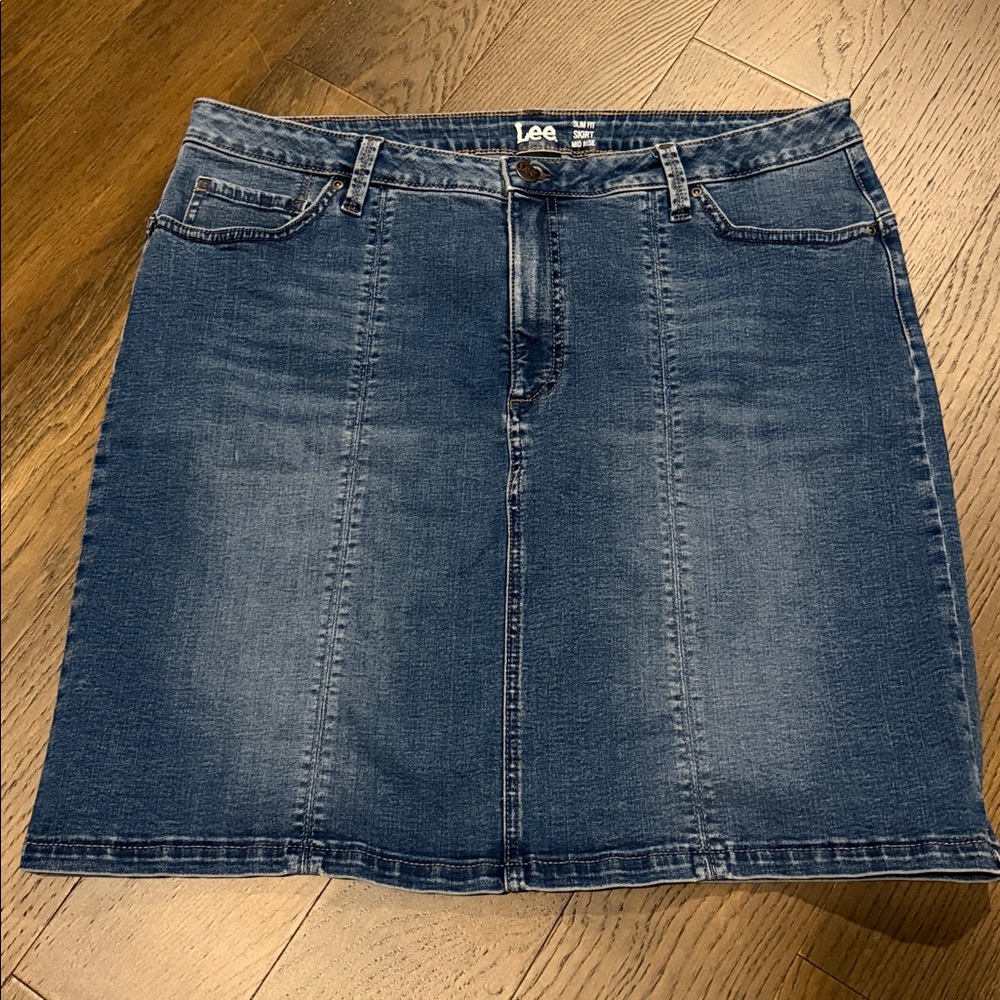 Lee Classic Blue Denim Skirt Great Stretch Belt Loops Pockets Size 18 Slim Fit